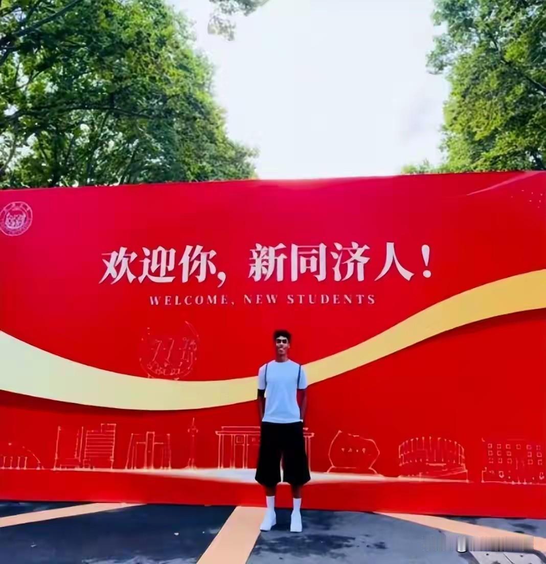 在辽宁铁人牢牢占据主力席位的小将张洪福，收到了同济大学的录取通知书。
他的母亲在