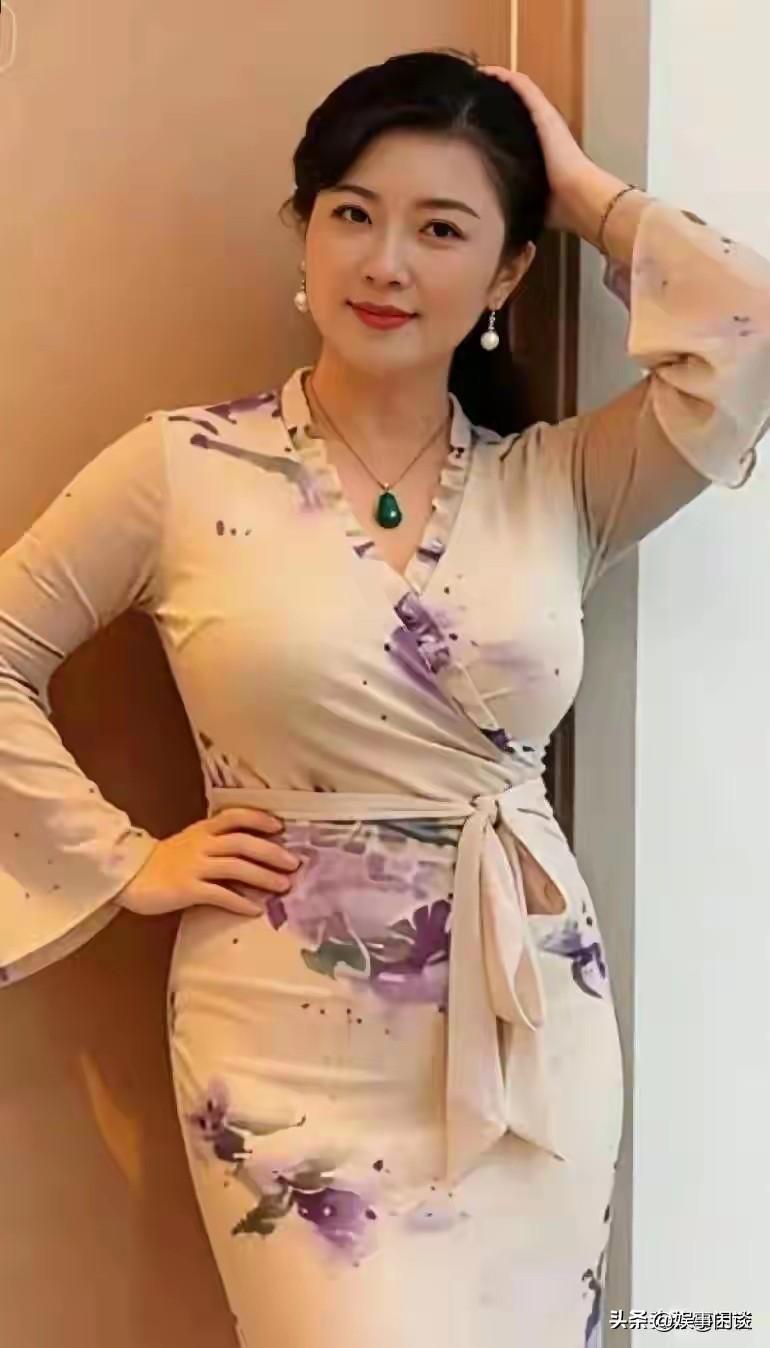 这才是真正的成熟女性典范！体态温婉大气，风韵独特堪称万里挑一。
饱满匀称的身姿，