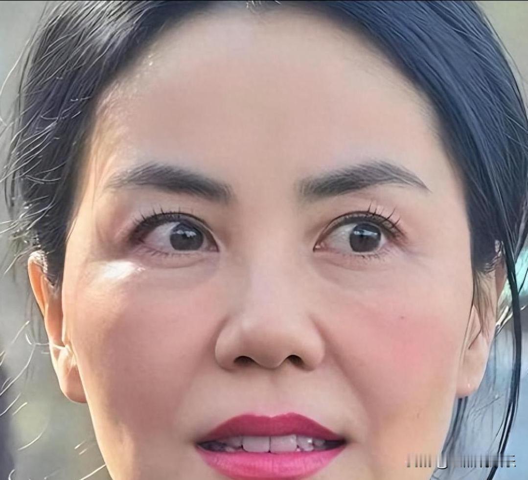 王比较会算计吧？只有谢霆锋会觉得她天真、单纯，其实天真、单纯的是谢霆锋，谢霆锋活
