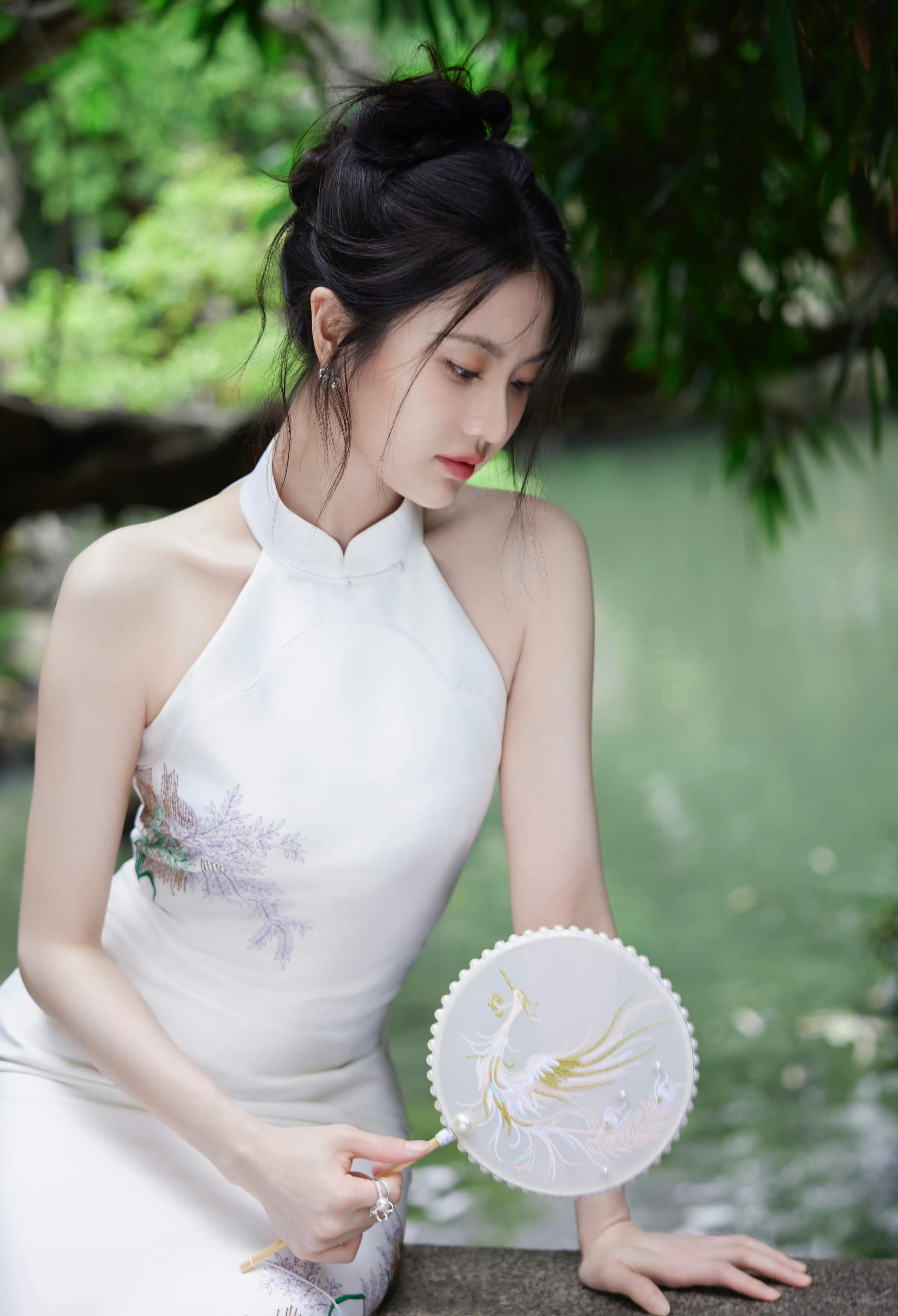 宝髻松松挽就，铅华淡淡成妆，园林景致，国风韵调与张慧雯共赏 ​ ​​​