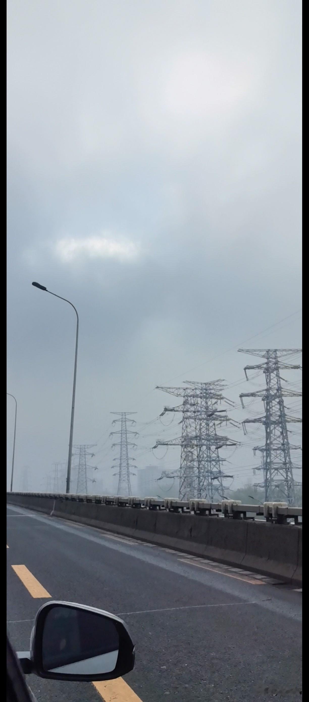 今早的大雾大家都见着了吗？只有大清早爬起来上班的牛马能才能看见，犹如仙境般如梦似