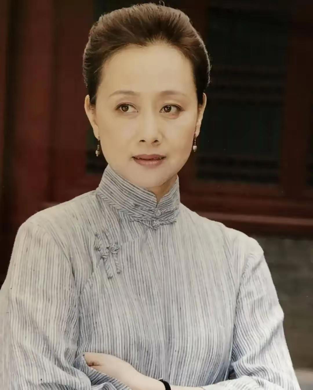 黄梅莹，一个拿着正师级退休待遇的老演员，2025年3月被网友撞见在上海静安区的水