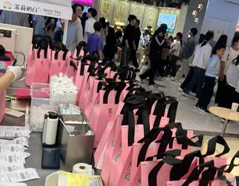 茉莉奶白10万杯、抹茶白兰10万杯、针王苹果9万杯……“淘宝闪购”全量上线后，一