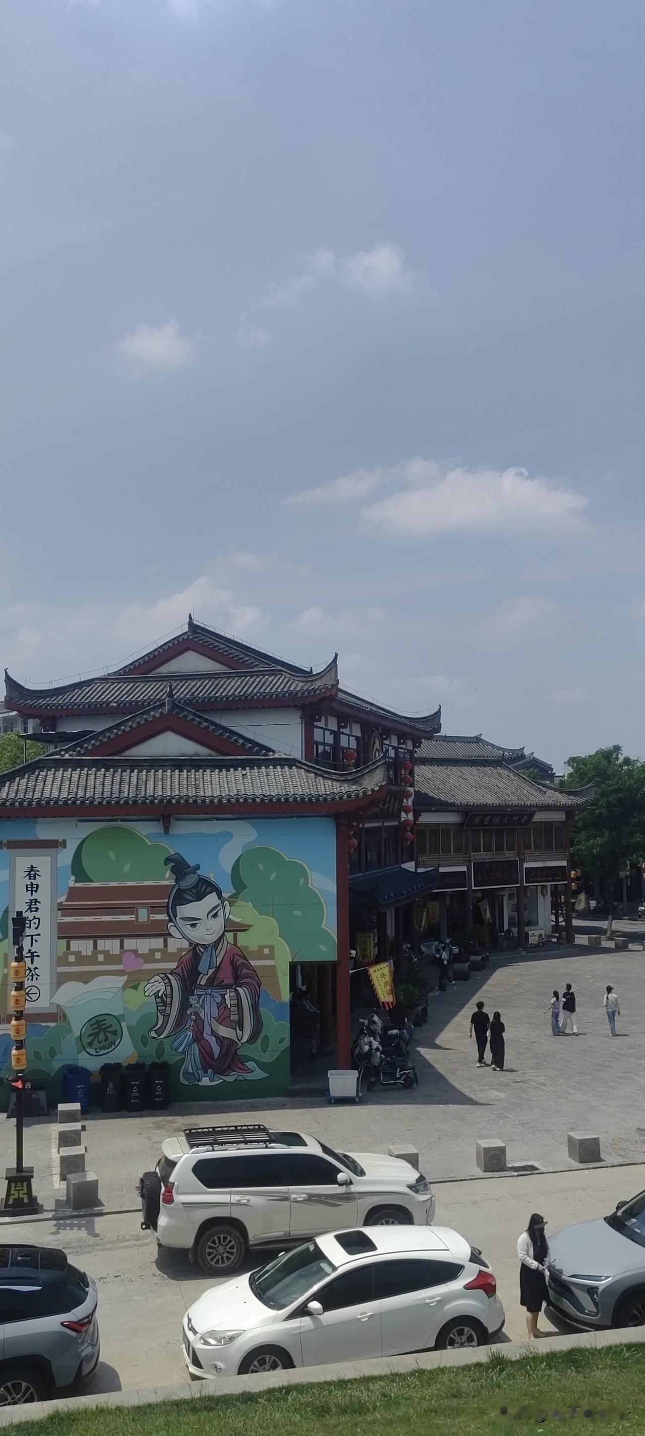 上班的路上，一定自己要注意安全。出现意外后，大多数都是要自己抗。比如赶车奔跑摔倒