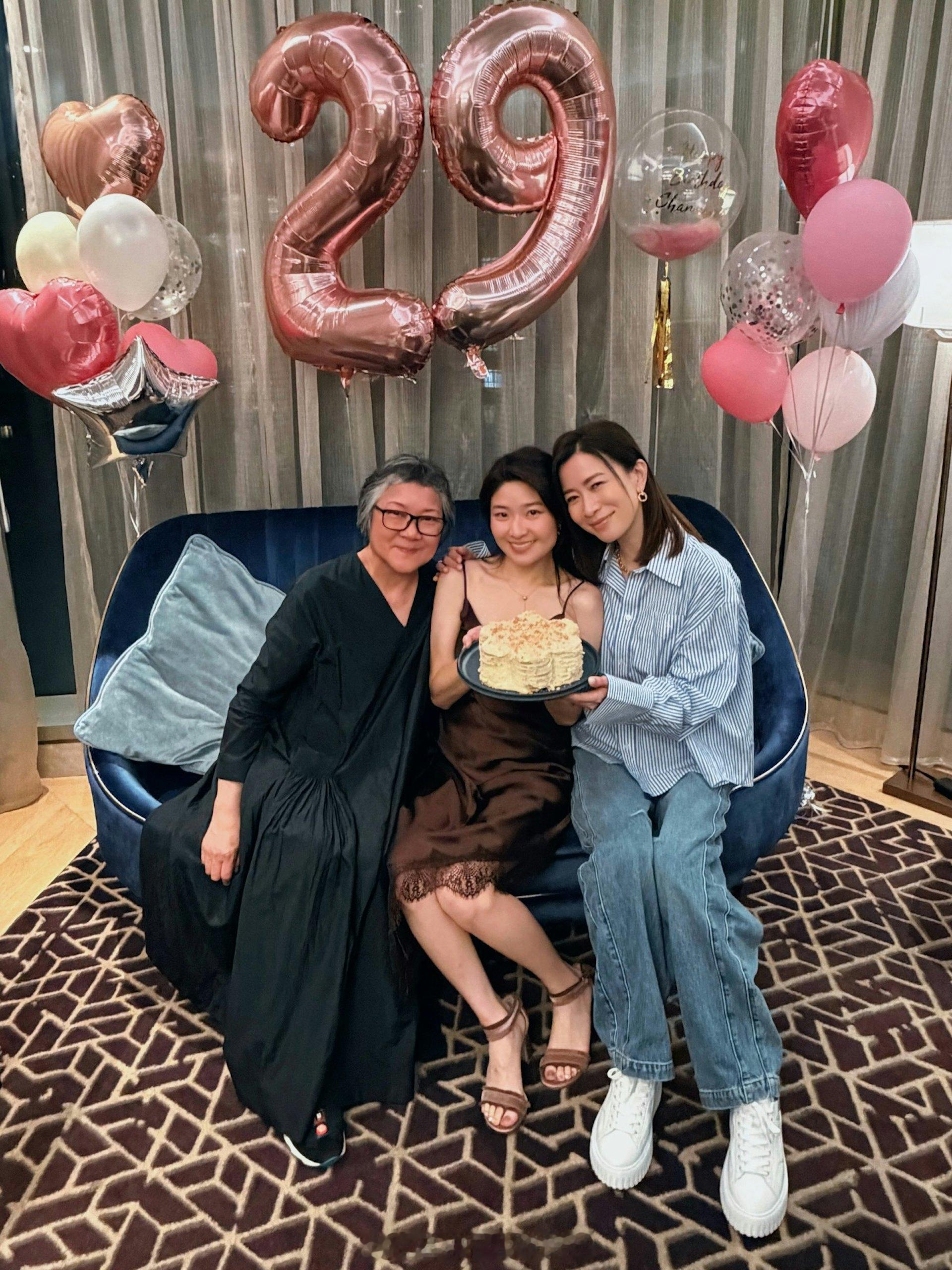 佘诗曼为许绍雄女儿许惠菁庆祝二十九岁生日 情同姐妹坦言你并不孤单资深艺人许绍雄去