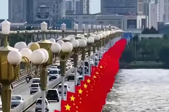 国庆节庆祝活动，其实无需过分铺张繁复。真正重要的是，将国家的繁荣富强体现在民众的