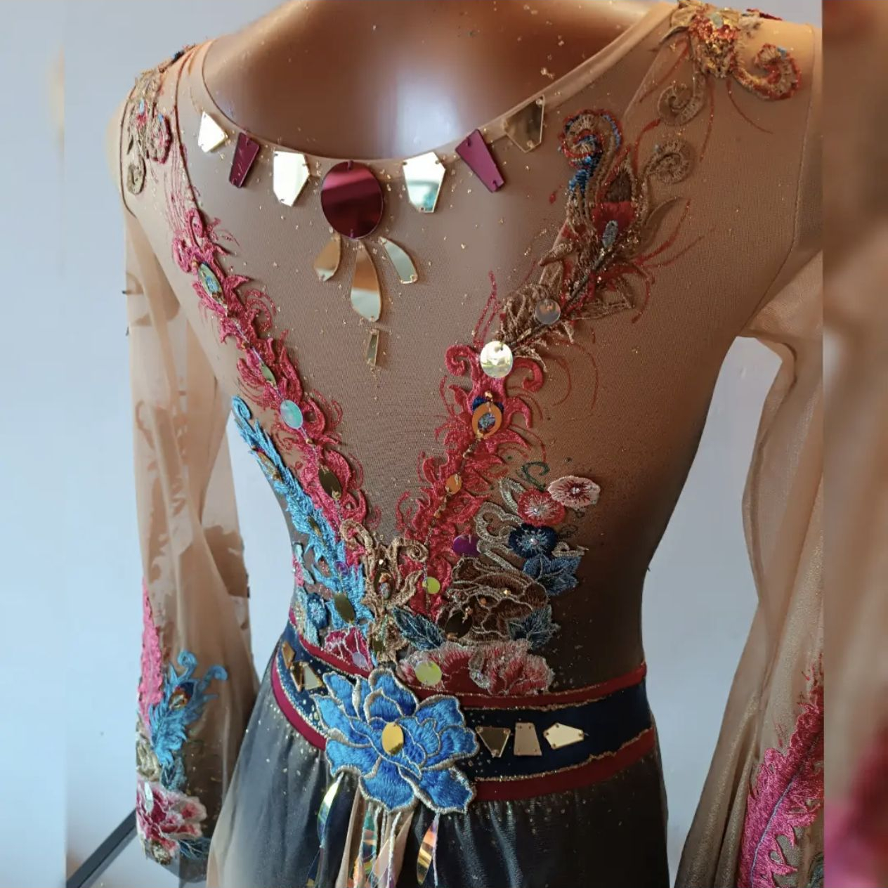 收集花样costume 花样轮滑选手Matilde Brogi 的单人舞服装，设