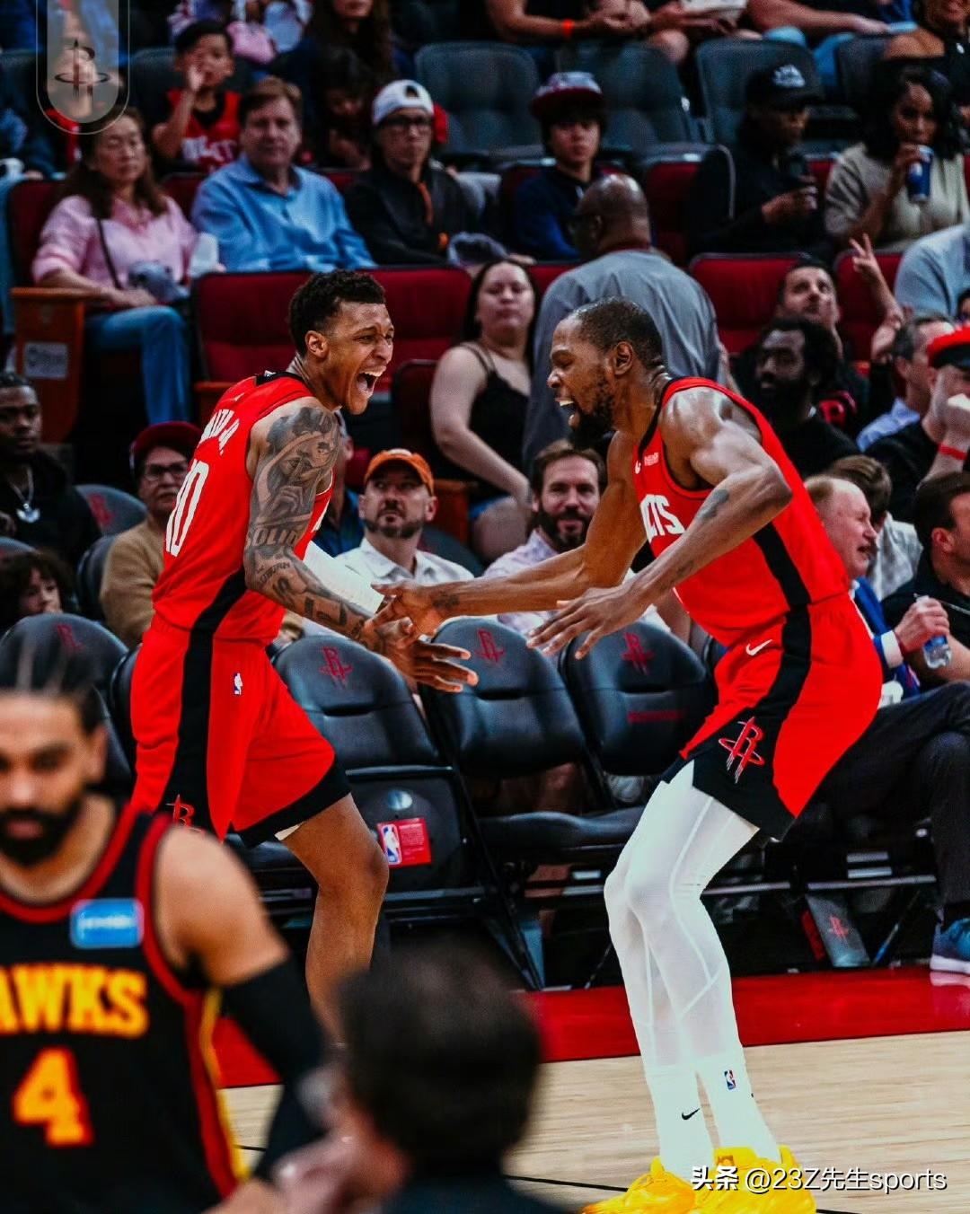 杜兰特回应近期外界对火箭队团队氛围的批评：
“球队一输球，我们自然就成了众矢之的