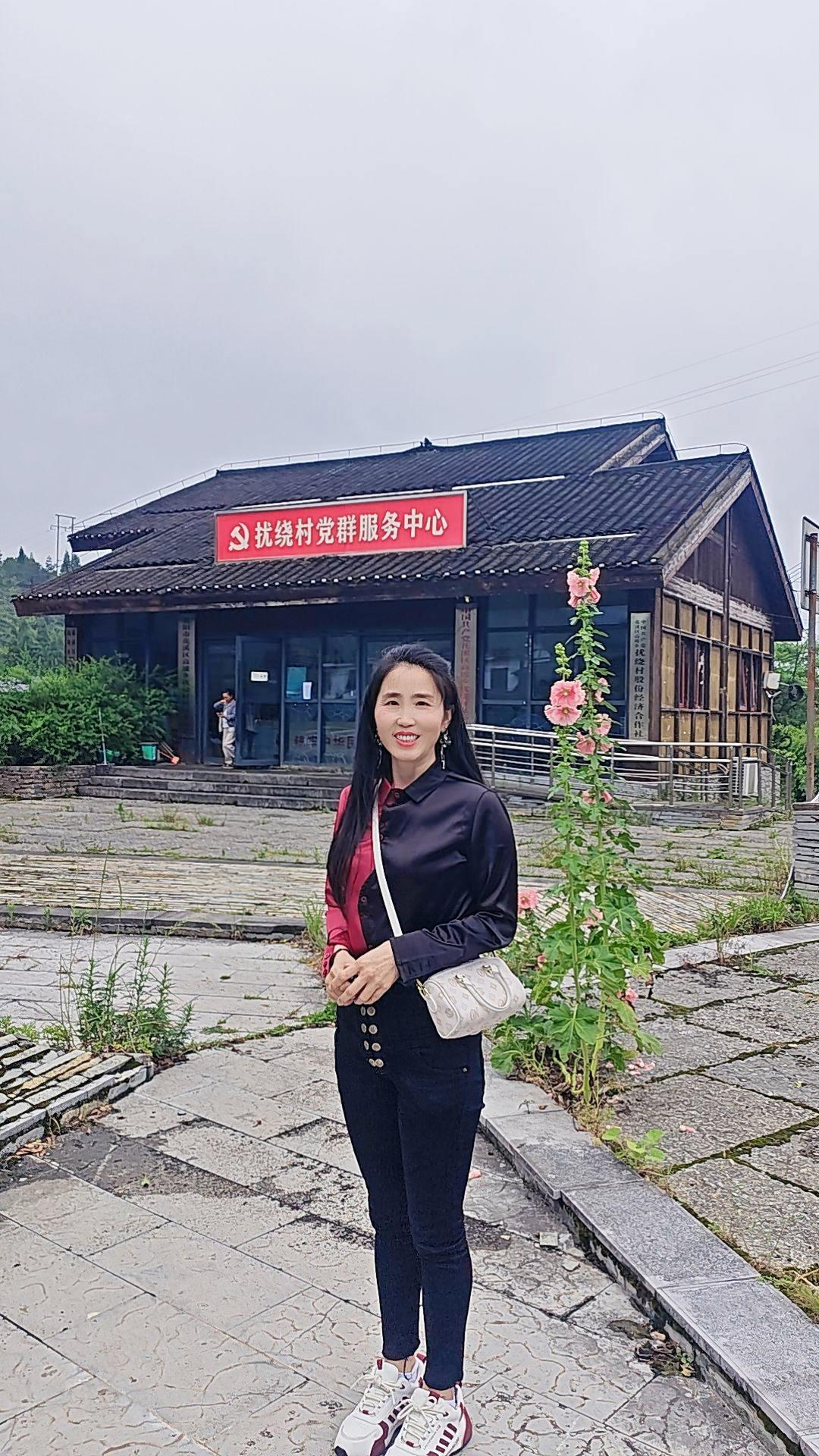 反反复复是季节，起起落落是人生。
偶尔致郁，时常治愈，最终自愈。@
踏实搞钱，扛
