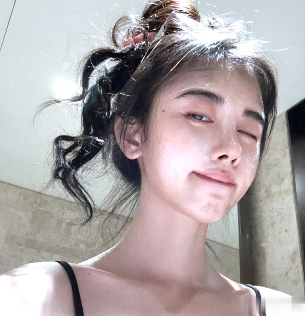鞠婧祎整不整咱不敢说，但她这素颜状态是真的好啊，这皮肤水嫩程度同岁数的也找不出几