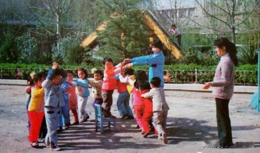 同时，通过角色扮演、绘本共读，让孩子学会理解他人情绪、换位思考，逐步建立心智理论