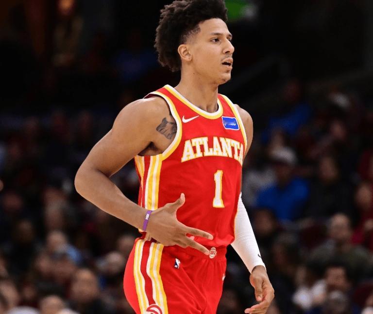 杰伦约翰逊在老鹰可惜了，虽然能当鹰王，但是以老鹰的球队实力在东部都无法胜出，更别