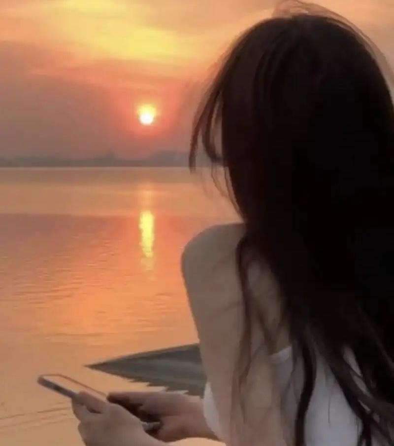 一对夫妻共同经营一家五金店，还有一位7岁的女儿，小日子过得不错。

后面婆婆生病