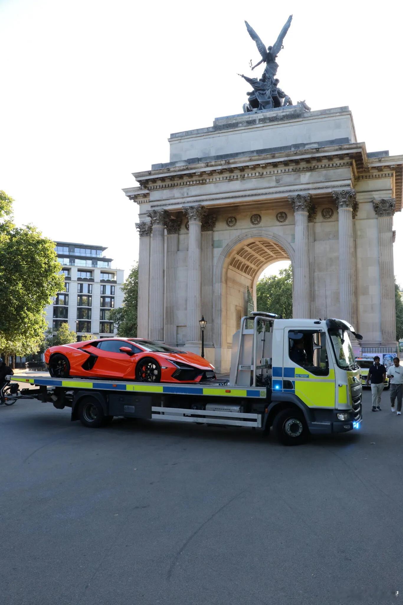 英国伦敦的迷你版勃兰登堡门，其实是威灵顿拱门。门前正好经过一辆兰博基尼 Aven