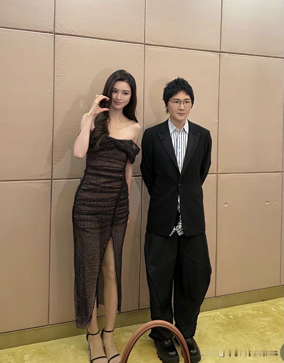 57岁的歌手孙楠的颜值越来越高了，看不出像快要60岁的样子，不仅身材苗条，脸上的