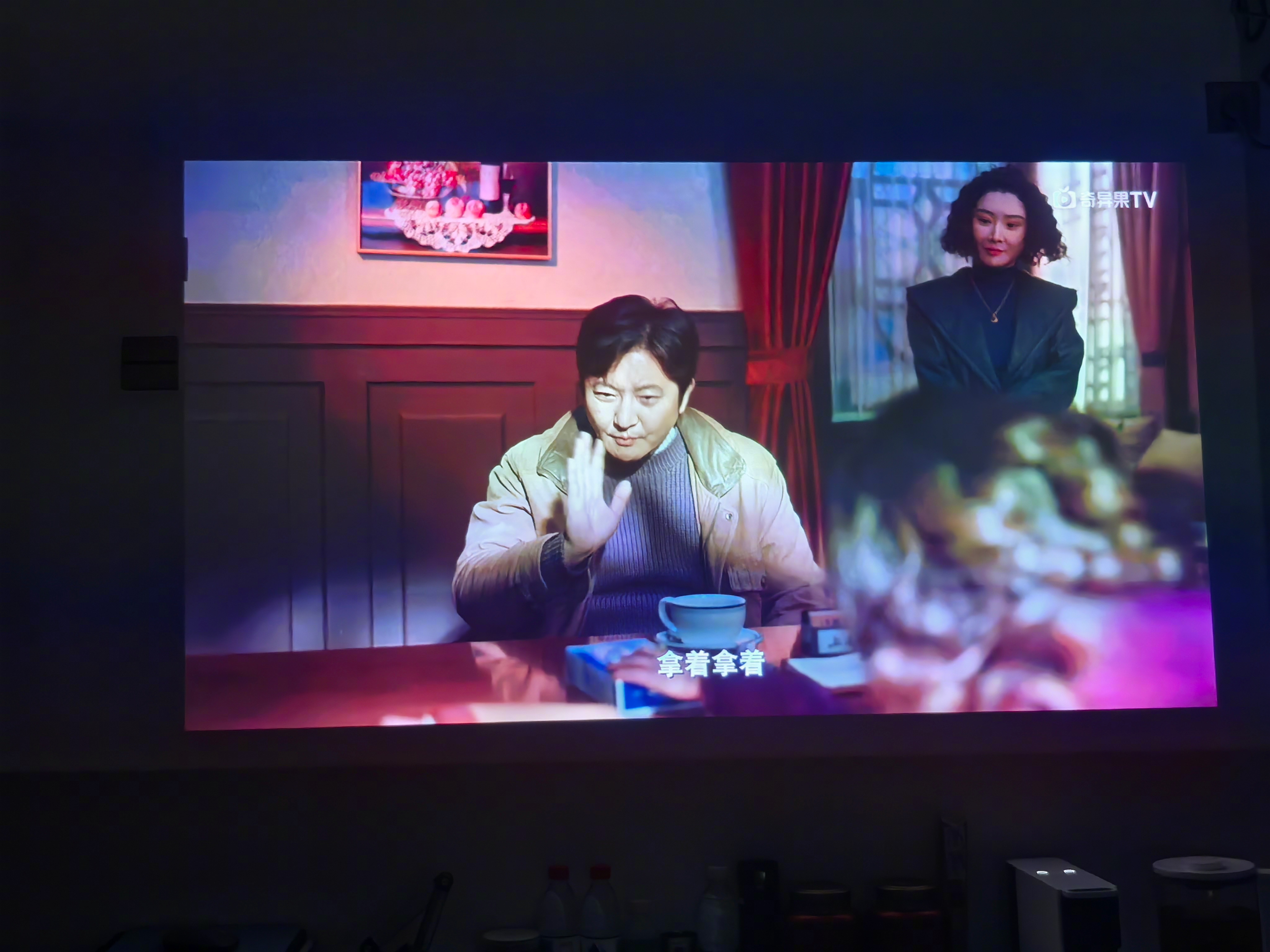 接着说《老舅》，第三季看到酒吧女老板送给老舅摩托罗拉汉显BP机。这在当年有点非同