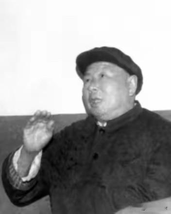 1935年板桥遇险！参谋长训话延误两小时，马家军骑兵合围，韩先楚拼死救下徐海东