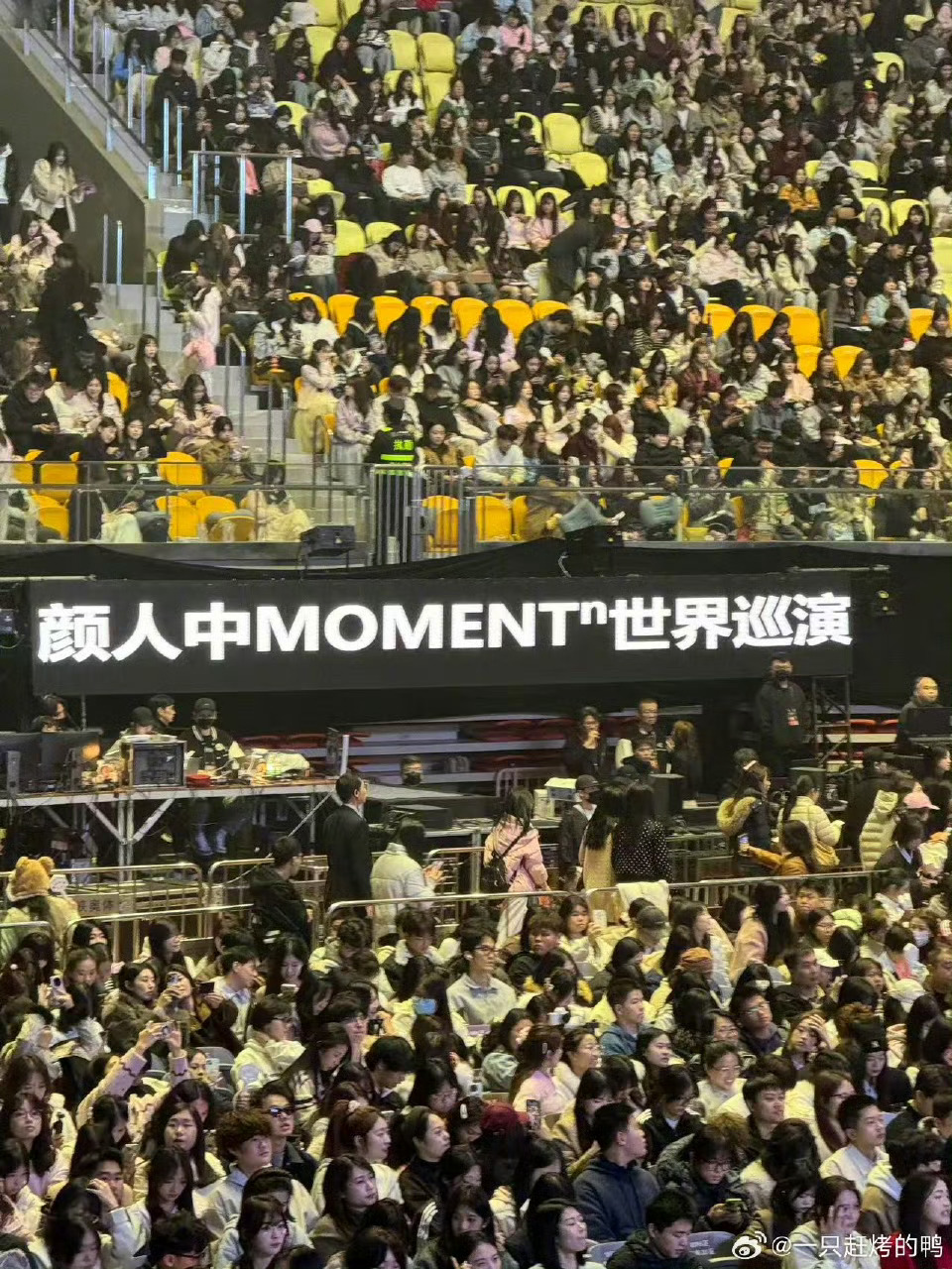 颜人中巡演卷出新高度 颜人中简直是歌迷心中的“惊喜制造机”！这次巡演福州站，他直