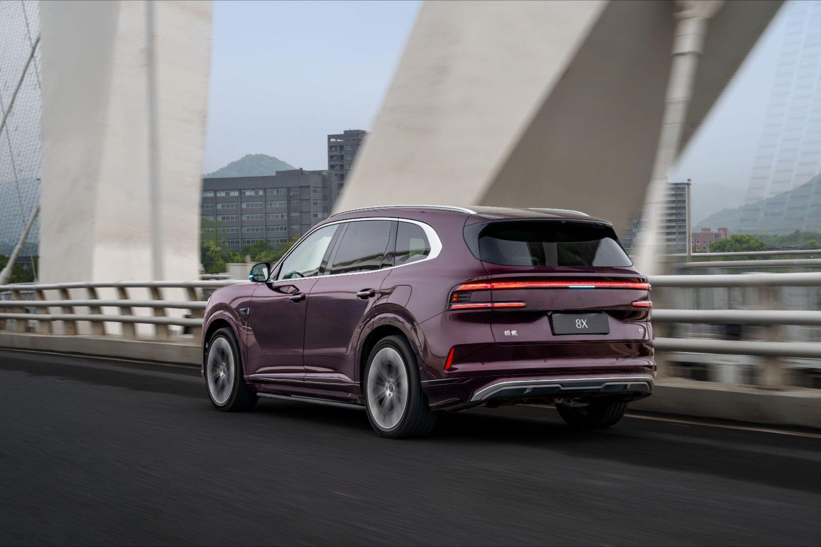 类人的辅助驾驶是什么体验极氪8X携中国首个舱驾融合超级智能体登场，引领全新人车交