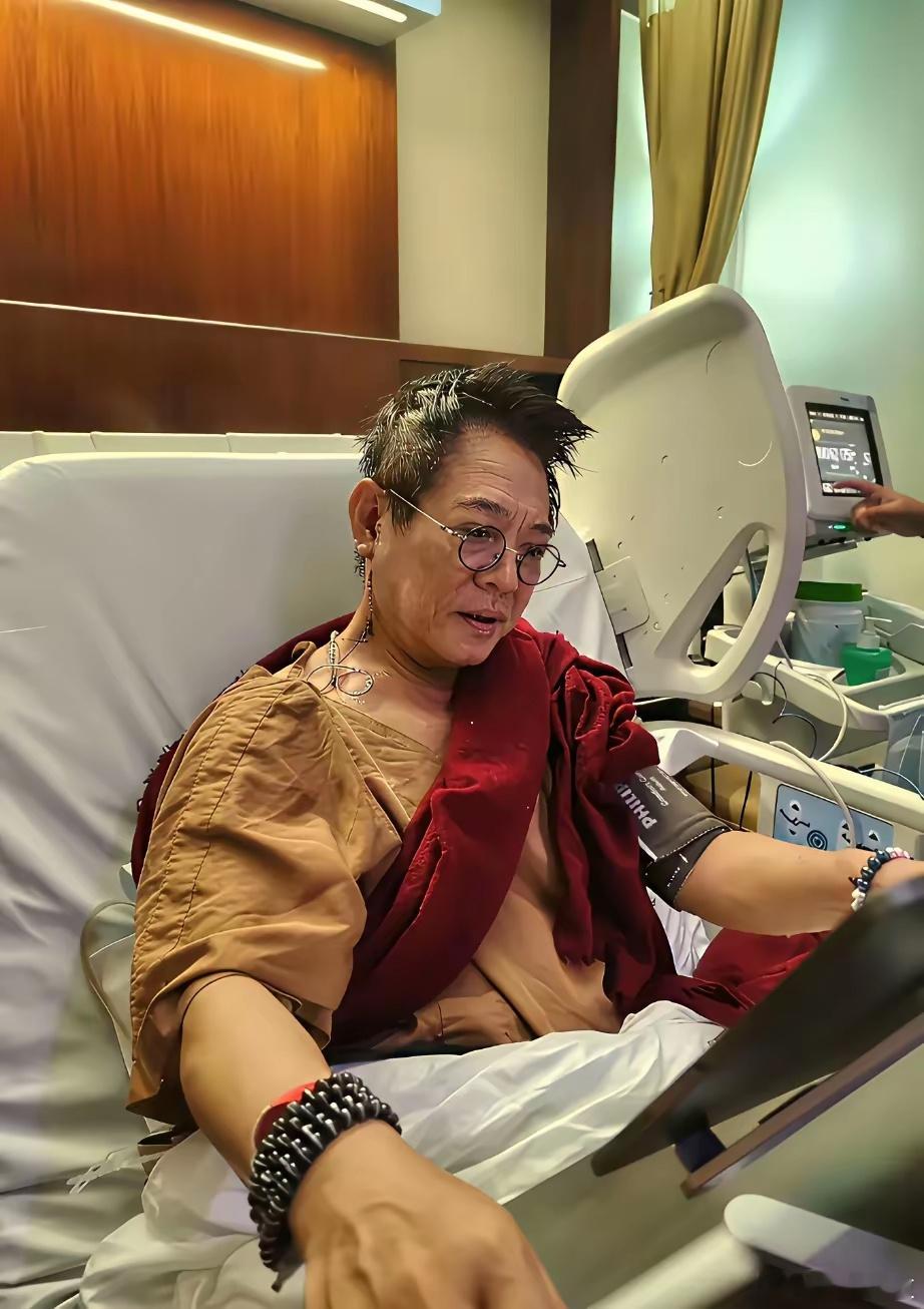 在新加坡医院里做完手术休养期间的李连杰，没有精力收拾头发，但藏传佛教僧袍颜色的衣