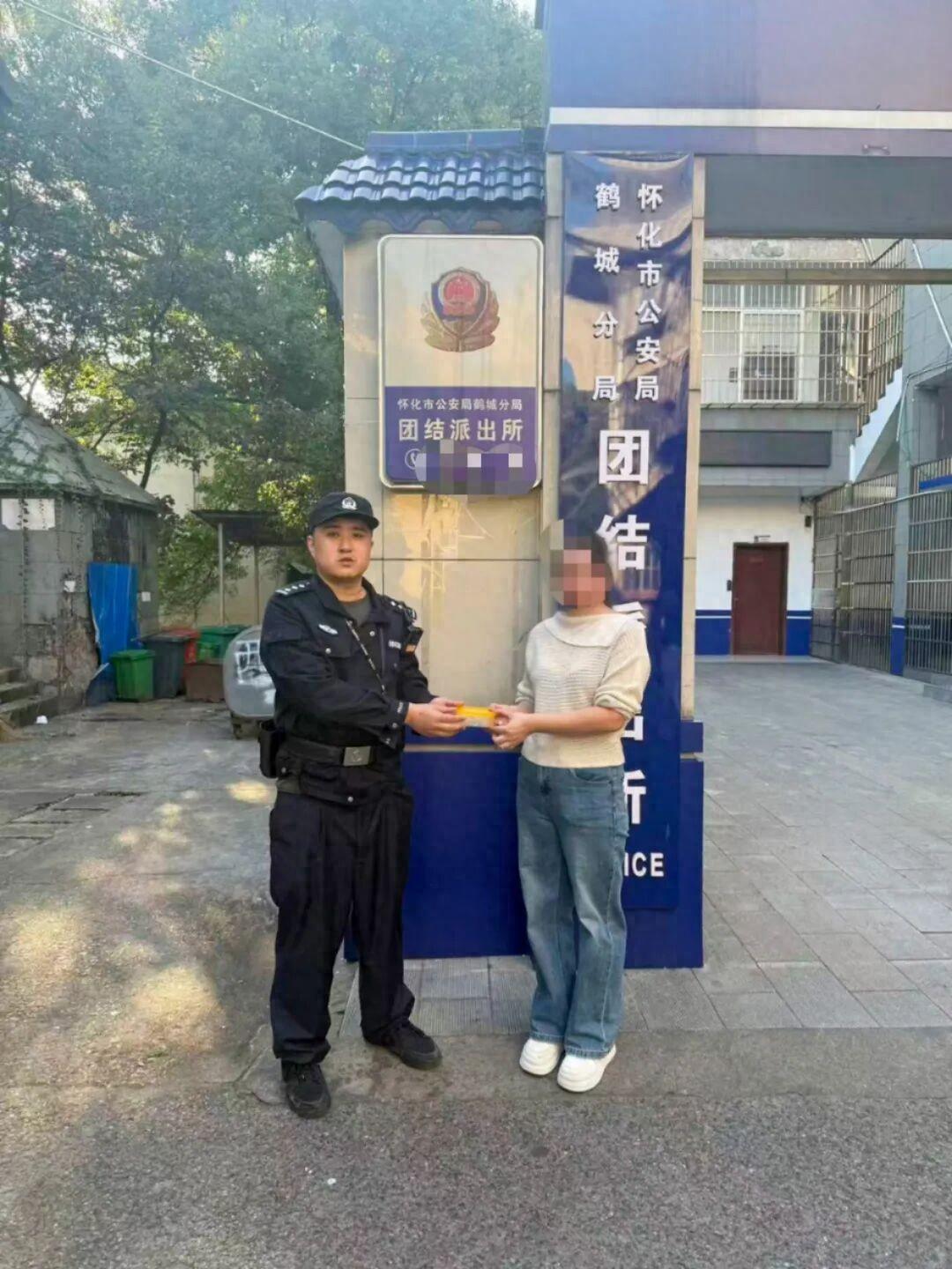 吓坏了！10月14日报道，湖南怀化，一名珠宝店店员干活时一时疏忽，把装着142克