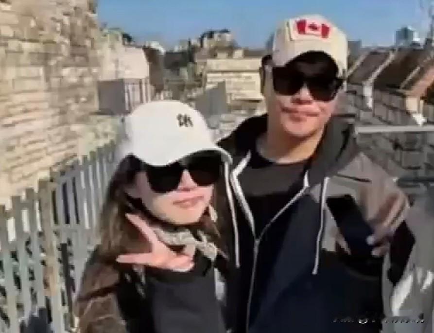 但有意思的是，四年了，两人没官宣没炒作，就是被路人一次次拍到一起旅行。

有人说