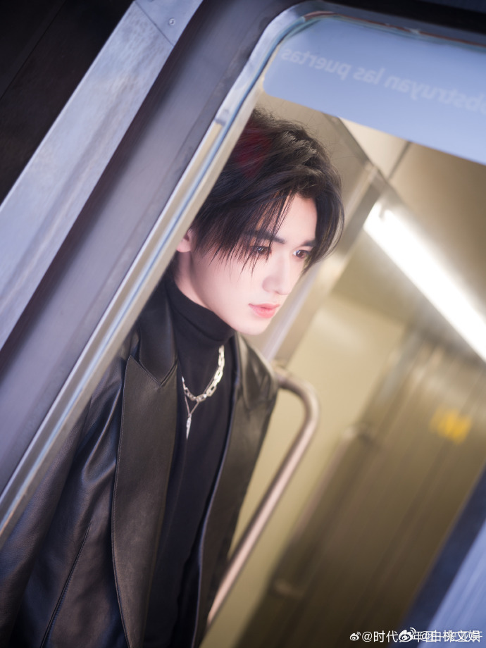 宋亚轩元宵15宫格营业宋亚轩元宵皮衣地铁大片 元宵节最酷的祝福来自宋亚轩！15宫