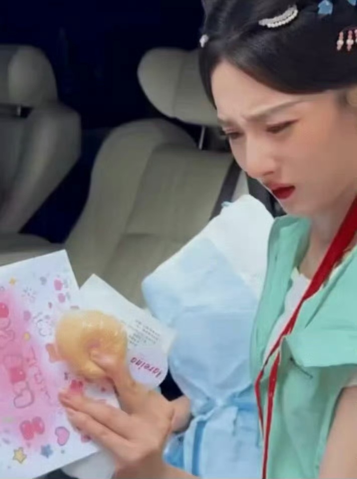 人到底要怎么才能健康的上镜好看啊……宋祖儿瘦成这样，脸看上去却还是正正好适合上镜