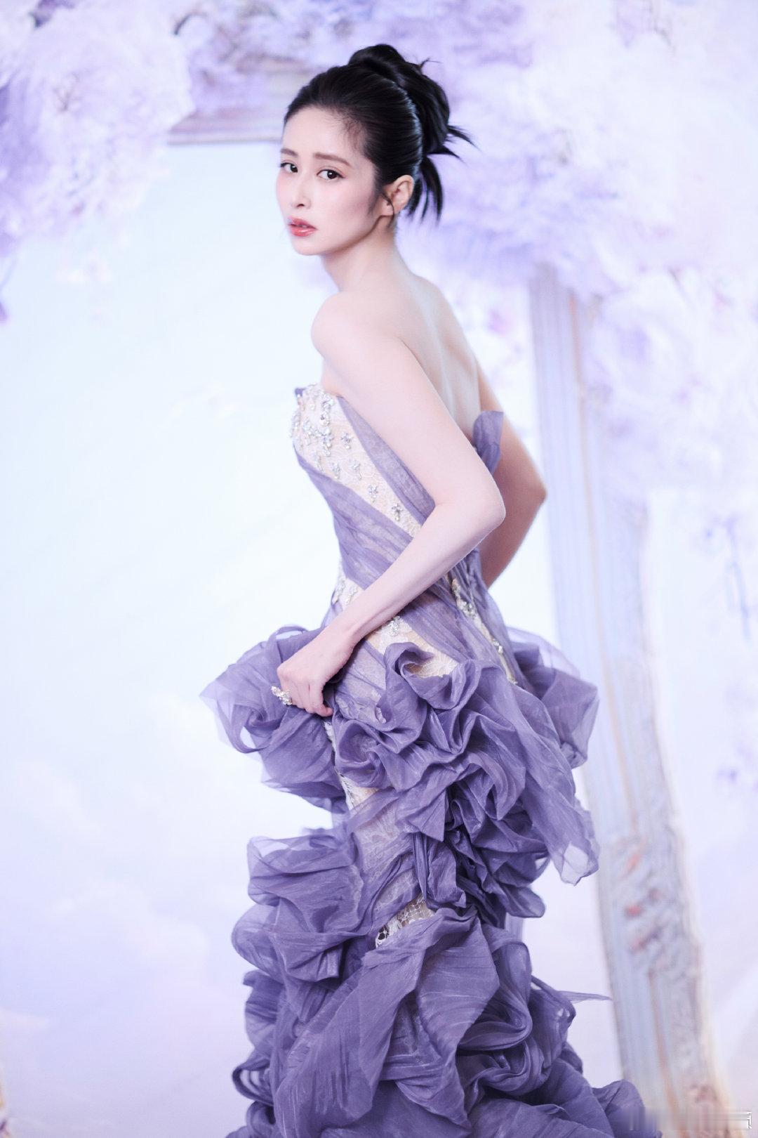 颖儿怎么把黄瓜香芋穿身上 黄瓜绿的活力撞上香芋紫的贵气，颖儿这套穿搭既有自然气息