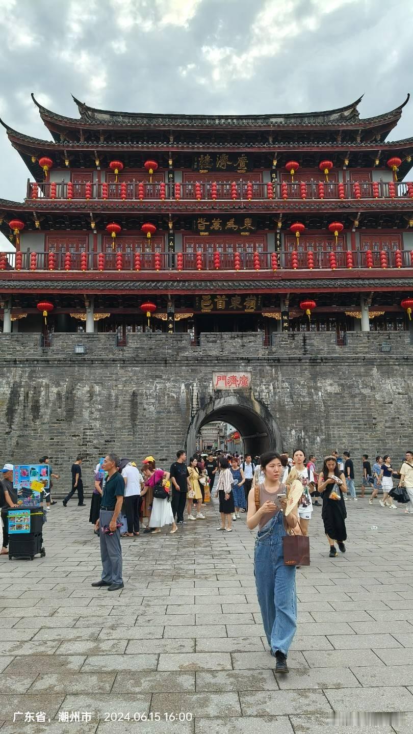 广济门，故宫的出口，真是人多。