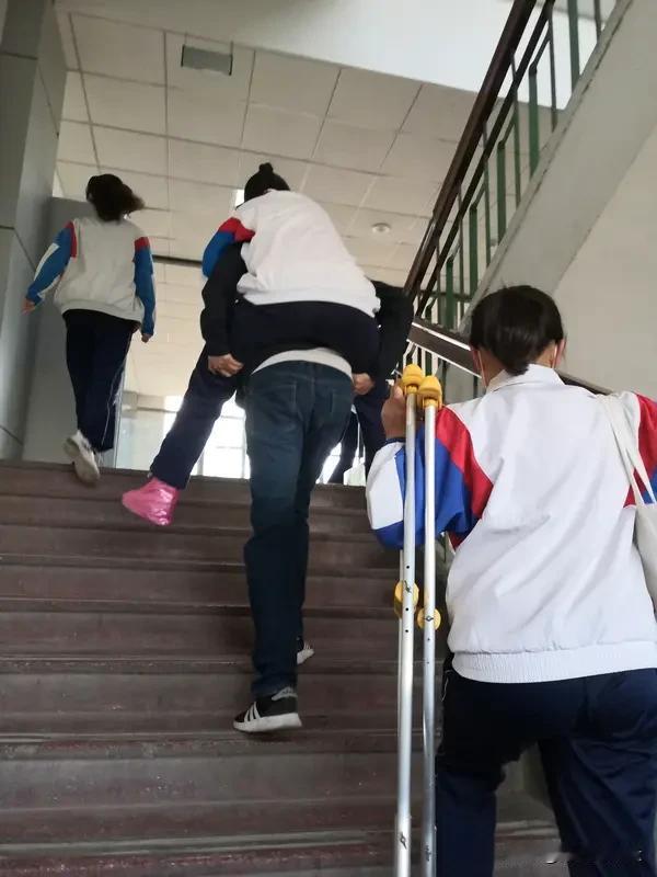 长春老师
背行动不便学生上楼
暖心又有爱
类似之事不少
2022年4月
矿区天护