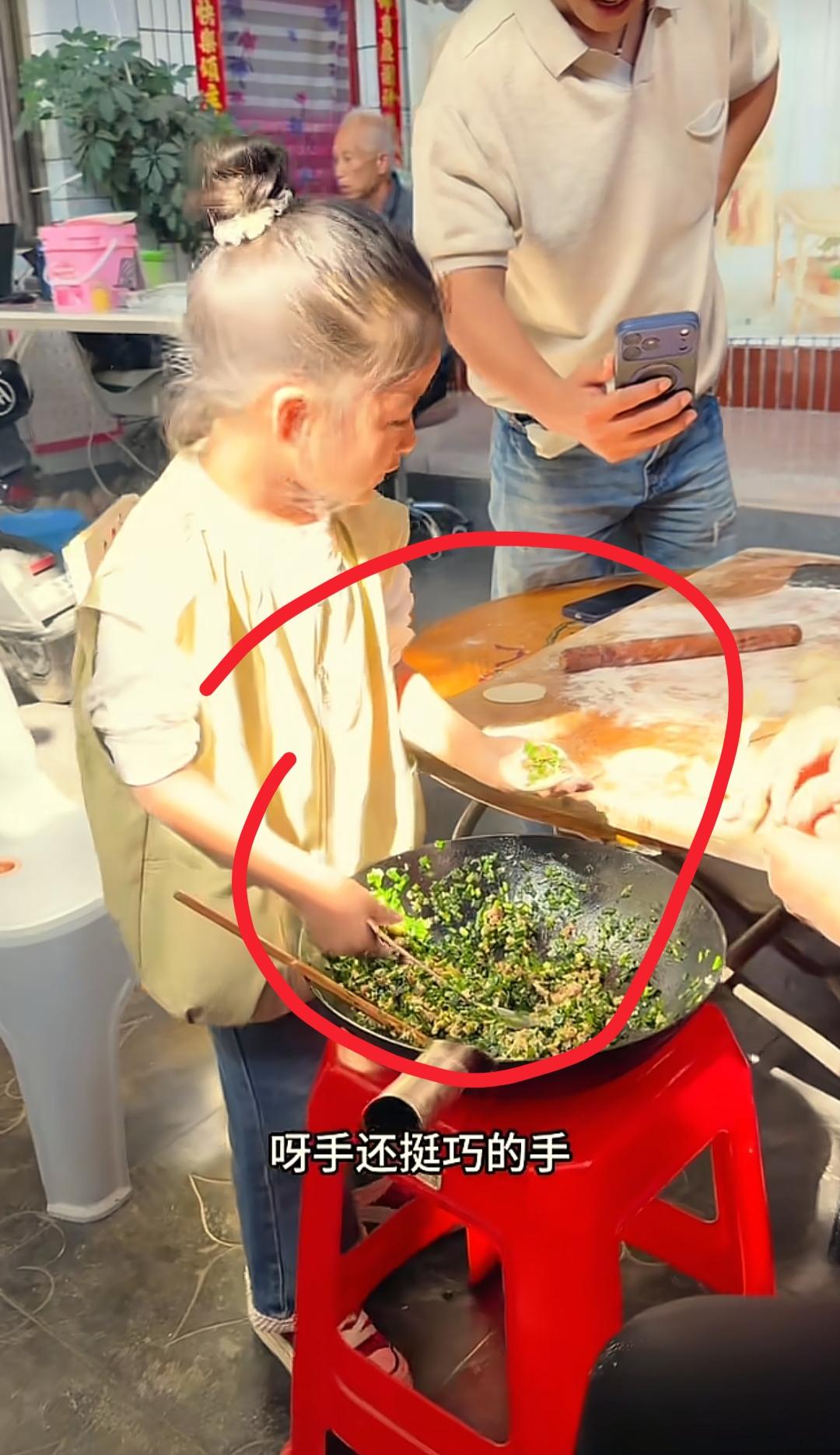 现在全网最让人羡慕的小女孩就是安娜了吧！
不是因为混血身份，也不是因为家境好
而