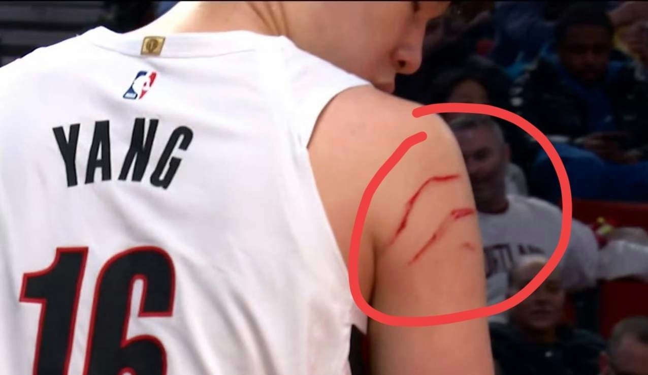 开拓者主场迎战火箭，杨瀚森获得了不少的上场时间，关键的第四节仍然留在场上。与“海