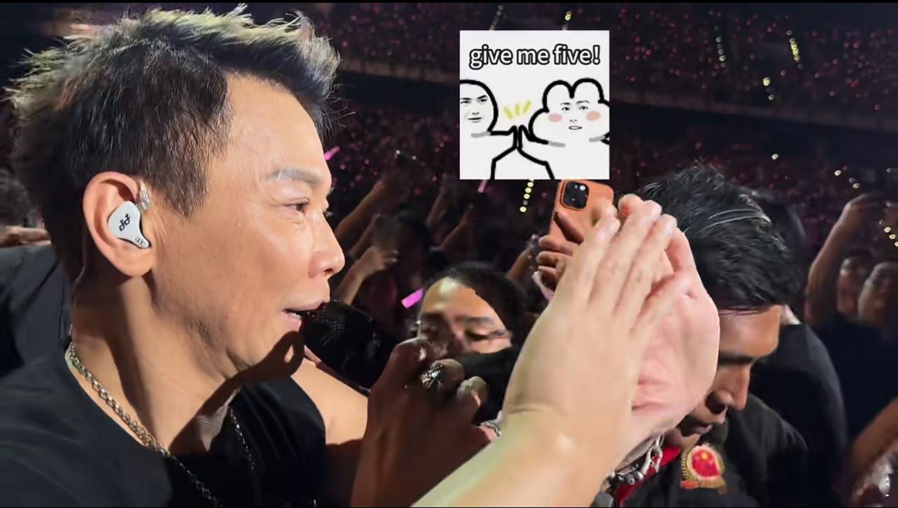 在吉隆坡看演唱会还能摸陶喆 在吉隆坡看陶喆演唱会，这距离近得让我怀疑人生！他就站