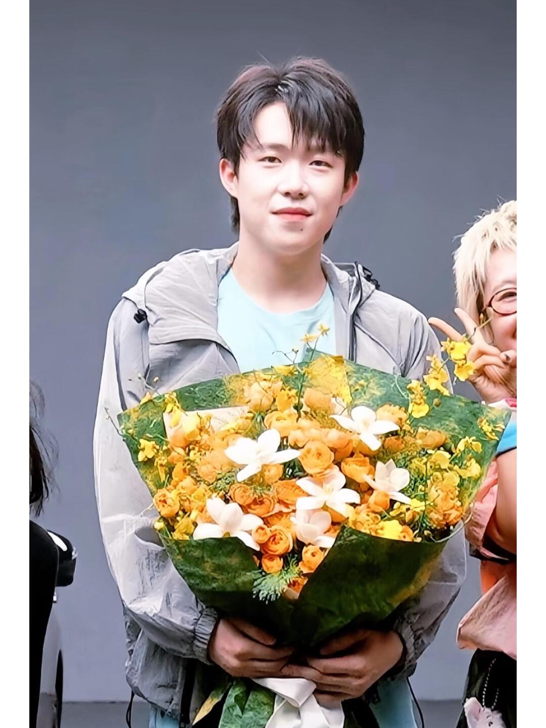 王楚钦的一路迎来了鲜花时刻，未来满路都是鲜花相伴，头哥参加活动精神！
现在的楚钦