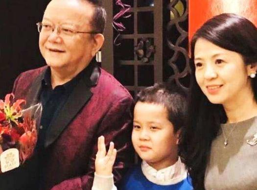 2006年，58岁的王刚三婚娶了小他20岁的郑艳东，新婚当晚王刚对郑艳东说：“我