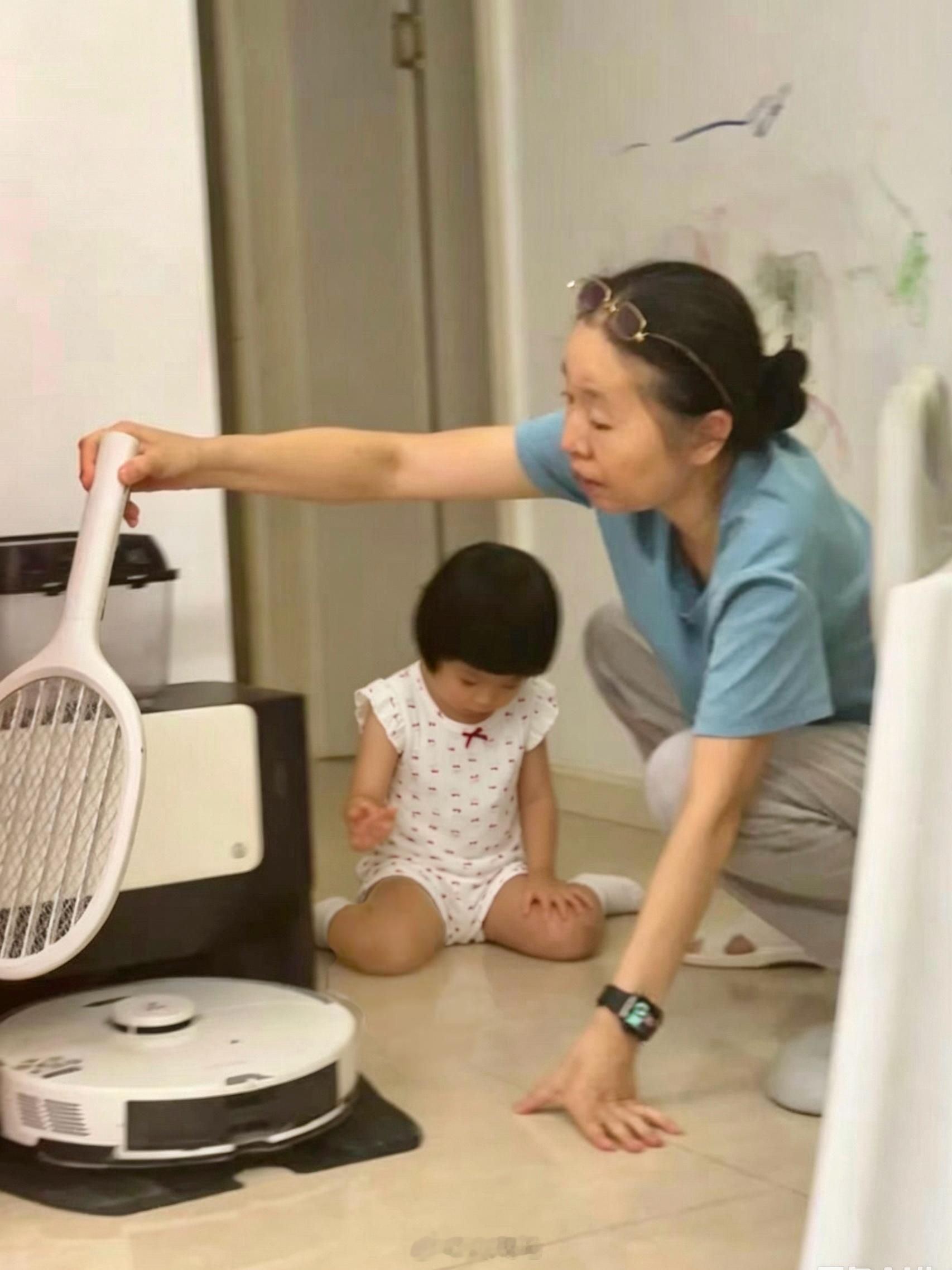 球宝拉着压压看虫压压拿电蚊拍说电死吧，这不知道什么虫球着急的说不行不行！这是生命