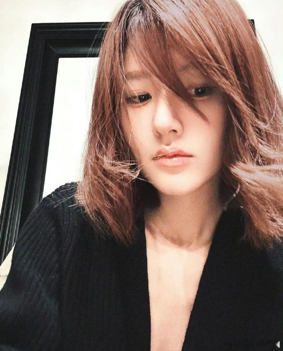 加了滤镜后，赵露思的照片这发质真的是难评啊[允悲][允悲][允悲]还有这个嘴唇真