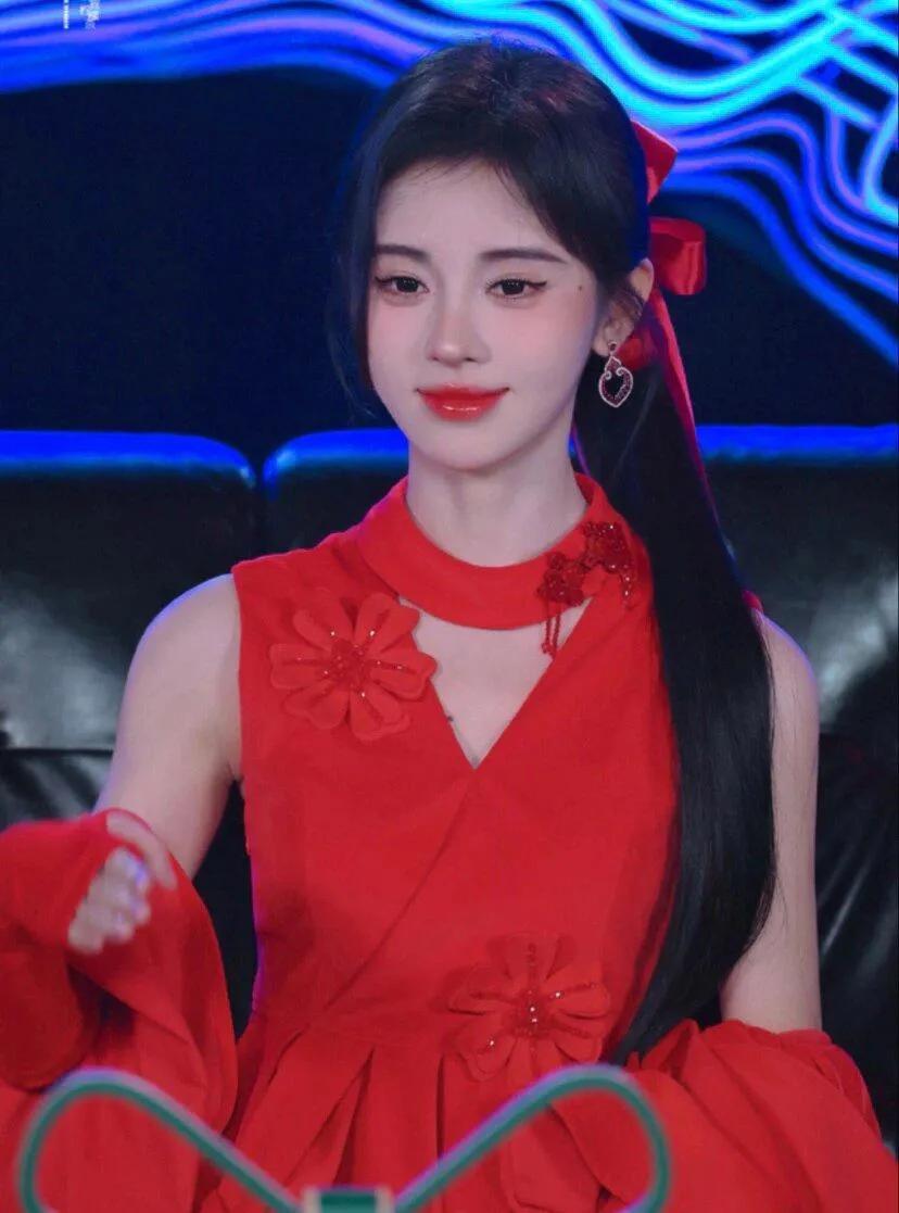 突然觉得这姐有点离谱
每次亮相都能令人惊艳不已！鞠婧祎这次的跨年造型实在太惊艳了