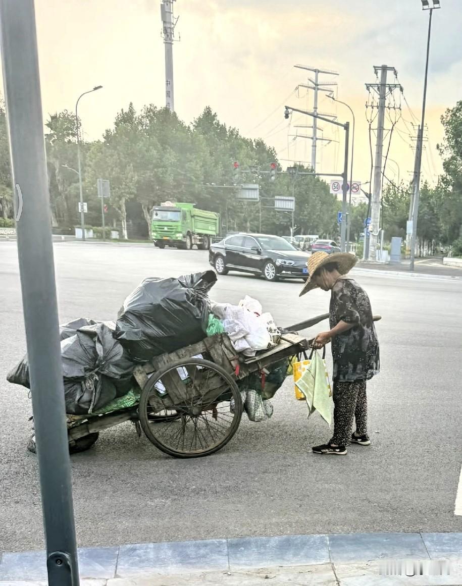 靠自己双手流汗挣钱，不偷不抢、干干净净，比那些啃老、虚荣、好高骛远的人体面多了。