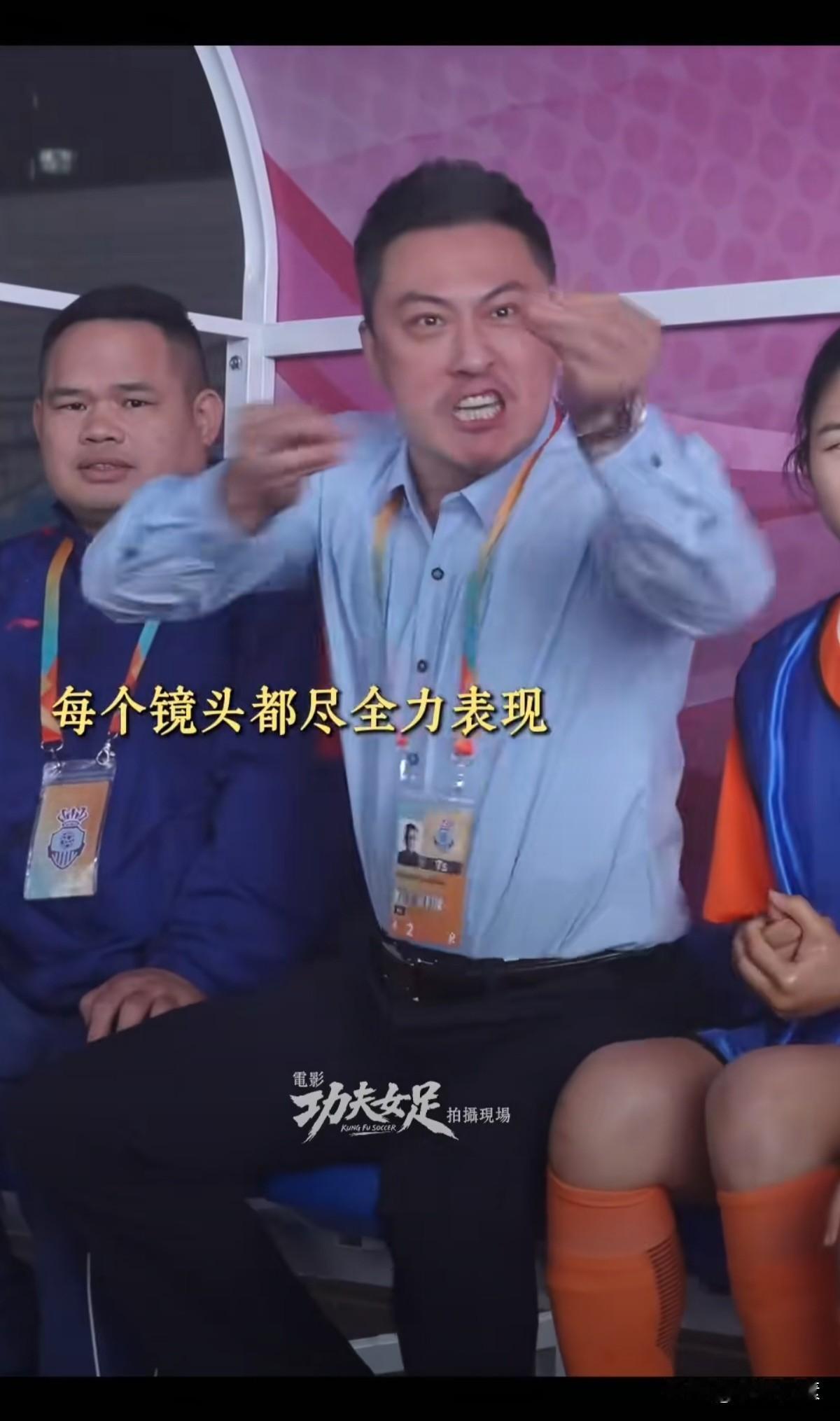 许君聪真的是很神奇的演员。
搞笑不如岳云鹏，帅气也不如谢霆锋，然而他就是大红大紫
