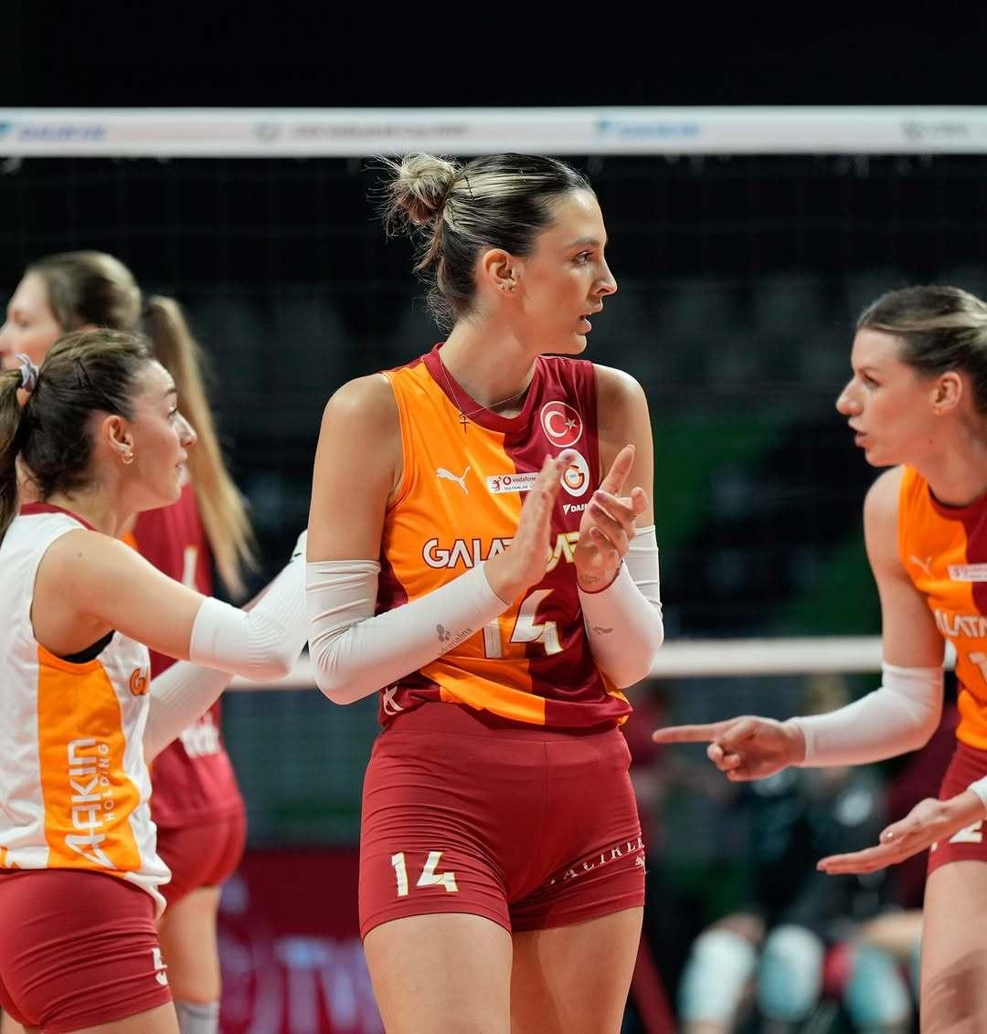 加拉塔萨雷3比1基本斯图加特，队长伊尔金坚持带伤上阵，卡鲁塔苏改打主攻，有一股子