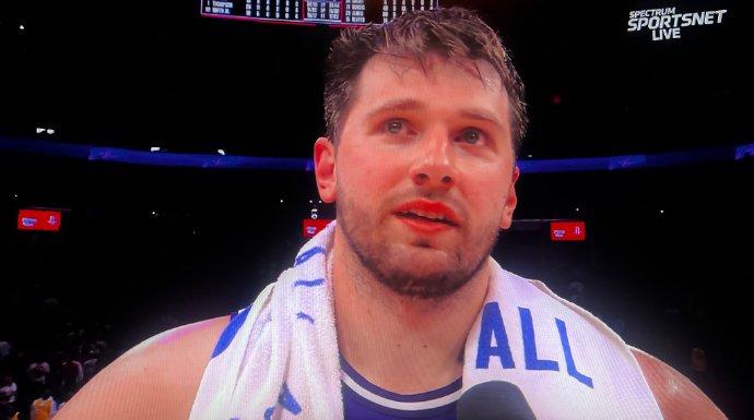 东契奇盛赞詹姆斯：

“没有詹姆斯，我们赢不了这场比赛。”

“”他是本场比赛的