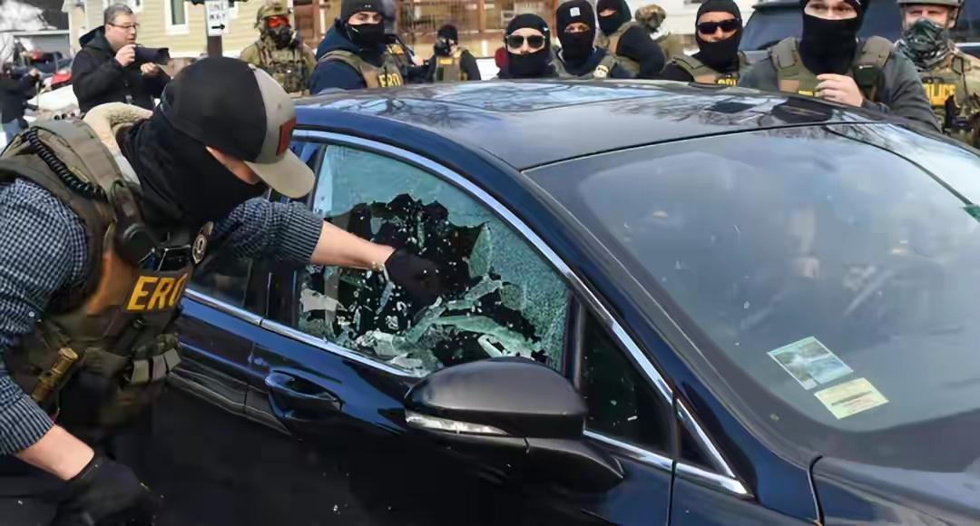 明尼苏达州全乱了，数万名民众抗议，万斯发声：或动用反叛乱法