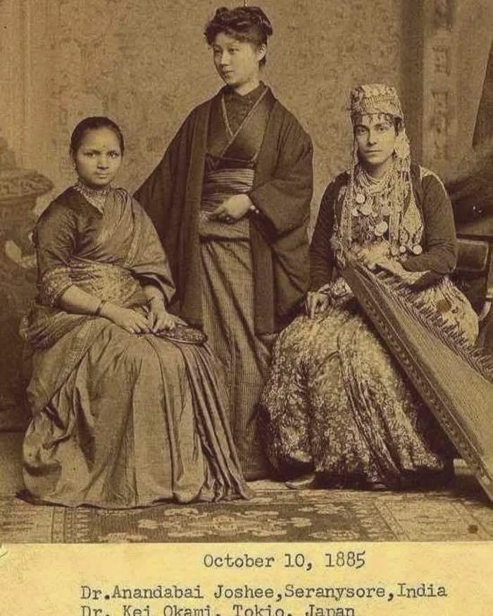 1885年，三位女性在费城拍摄了一张照片。乍看之下，这似乎是一张维多利亚时代的正