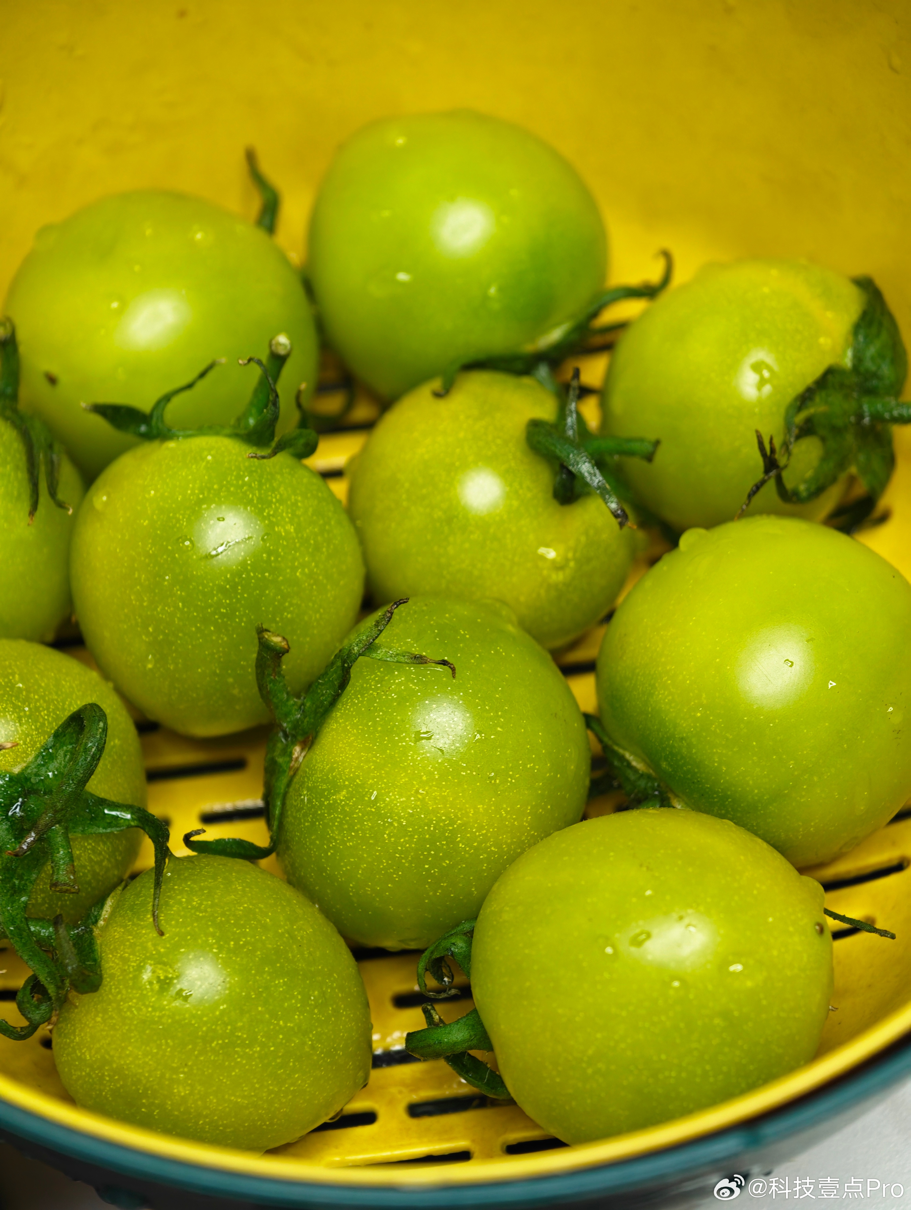 第一次吃这种青色的小西红柿，味道非常棒，比红色的更好吃，大约9块钱一斤，各位可以