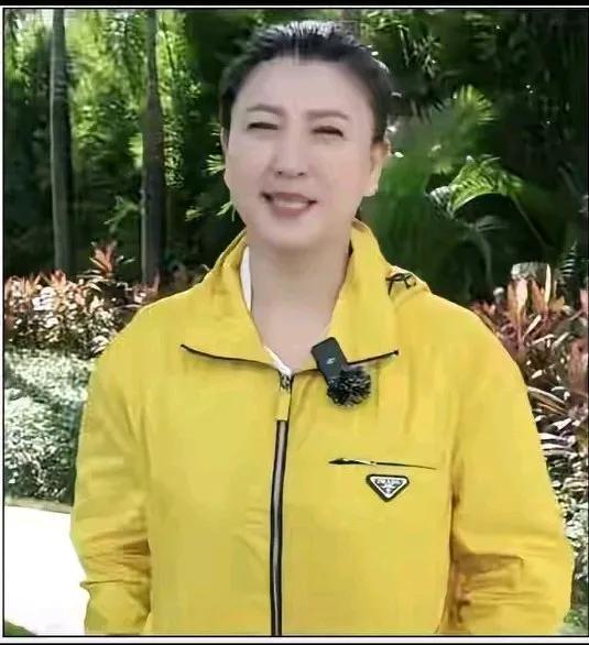 有人说闫老师小学都没毕业，一年却能收入一千二百万，一件衣服就要一万左右，还住着大