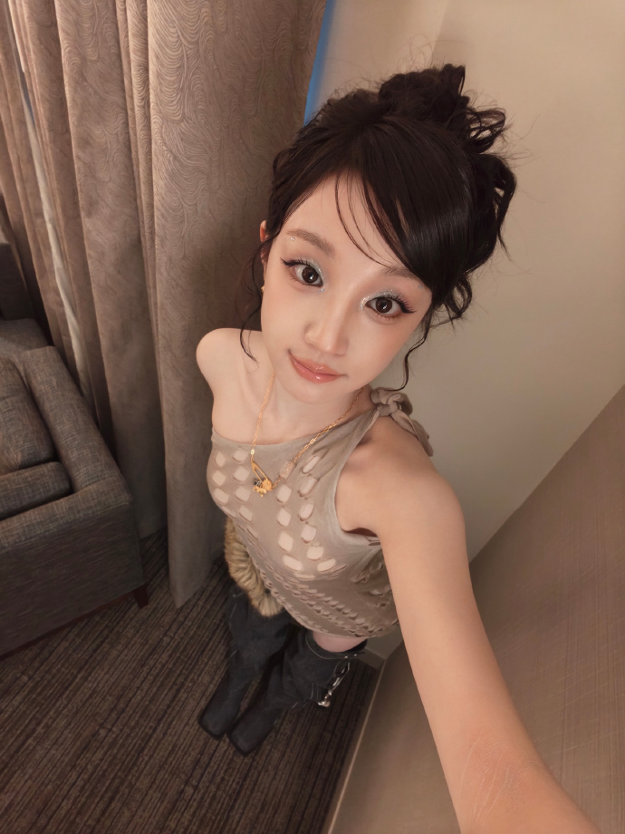 宋雨琦甜酷辣妹风穿搭介绍，下装搭配基础黑色超短热裤，最大化拉长腿部比例，平衡上衣