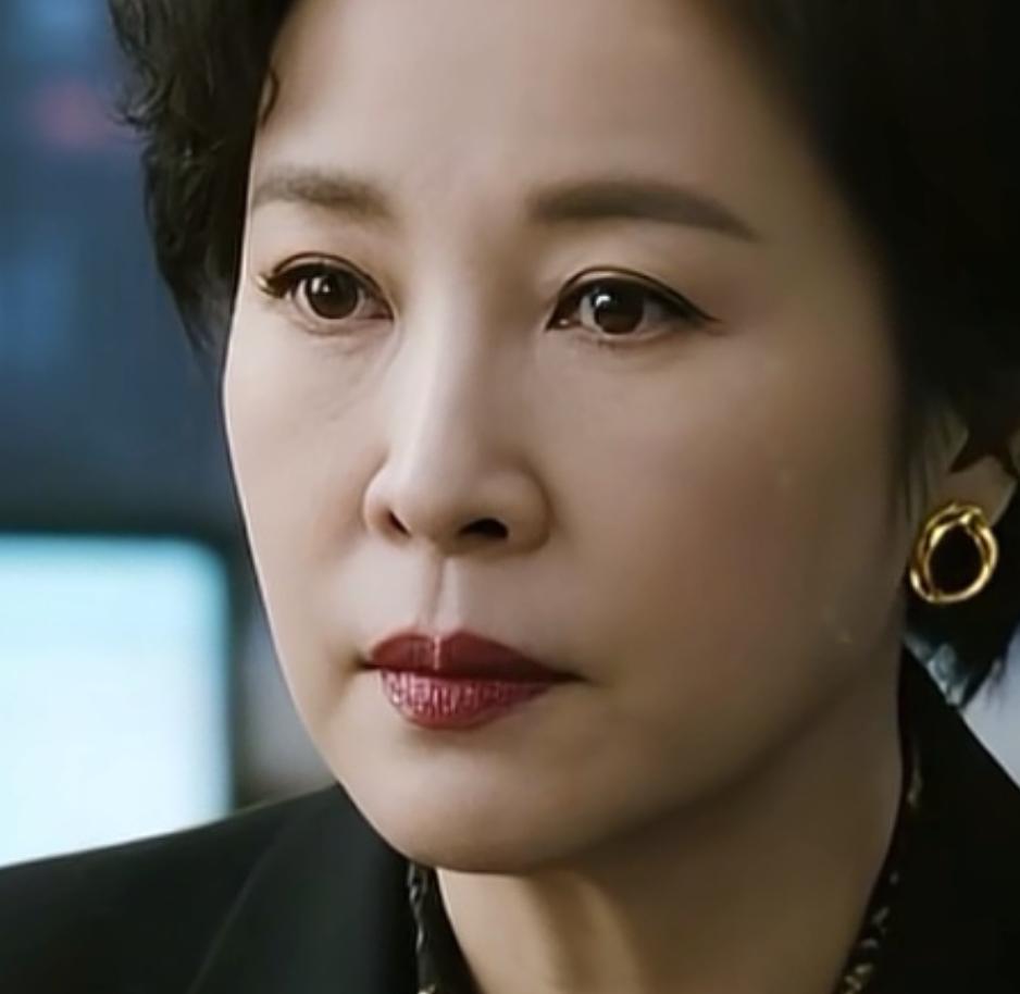 罗秀春是张国立的第一任妻子，也是演员张默的生母，身为四川人民艺术剧院的话剧演员，