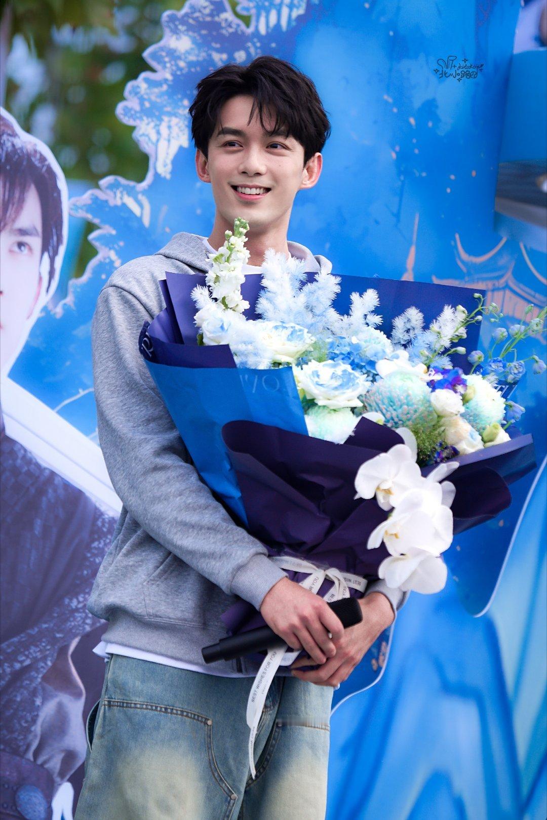 吴磊逆应援早餐磊子你真的把粉丝养的很好，粉丝和偶像双向奔赴 ​​​